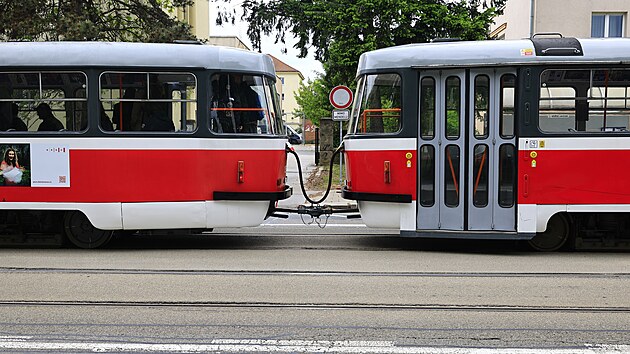 Brnnsk dopravn podnik nasadil kvli velkmu mnostv vluk a nedostatku obousmrnch tramvaj raritu v podob dvou klasickch voz T3 spojench zadky k sob. Obsluhuj linku x12 mezi zastvkami Kluskova a Technologick park.