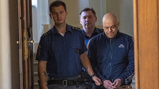 Michal Vafek el u Krajskho soudu v Brn obalob z pokusu o vradu bval ptelkyn, kterou podle spisu tyikrt bodl noem a utekl. (13. kvtna 2025)