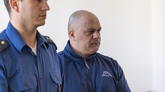 Michal Vafek el u Krajskho soudu v Brn obalob z pokusu o vradu bval ptelkyn, kterou podle spisu tyikrt bodl noem a utekl. (13. kvtna 2025)