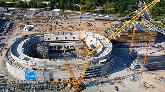 Na multifunkn arnu, kter roste na brnnskm vstaviti, usadil ob jeb ocelovou sten konstrukci. (12. kvtna 2025)