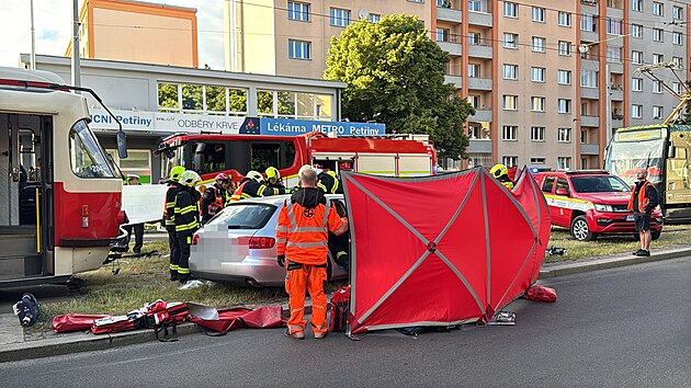 Hasii vyproovali v ulici Na Petinch idiku z auta. (15. kvtna 2025)