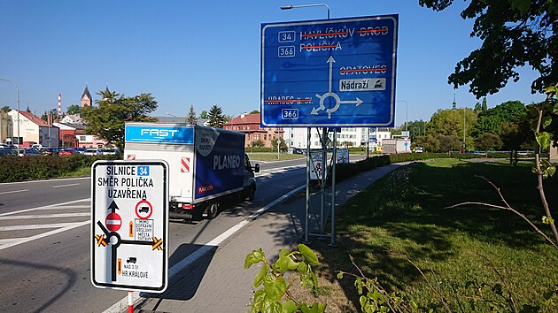 Zorientovat se za jzdy ve vech cedulch, jimi jsou nyn oszeny Svitavy, nen nic snadnho. (13. kvtna 2025)