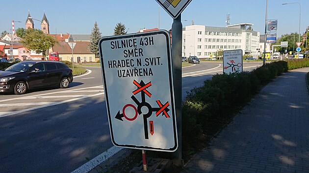 Zorientovat se za jzdy ve vech cedulch, jimi jsou nyn oszeny Svitavy, nen nic snadnho. (13. kvtna 2025)