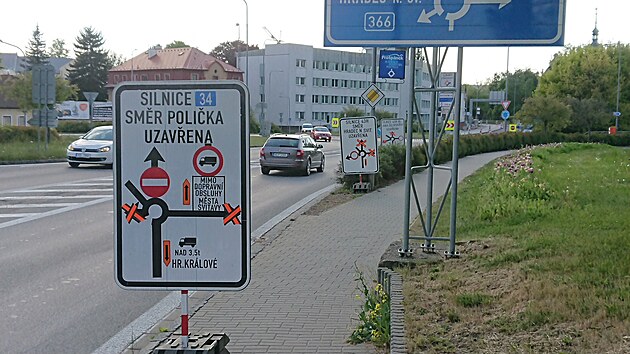 Zorientovat se za jzdy ve vech cedulch, jimi jsou nyn oszeny Svitavy, nen nic snadnho. (13. kvtna 2025)