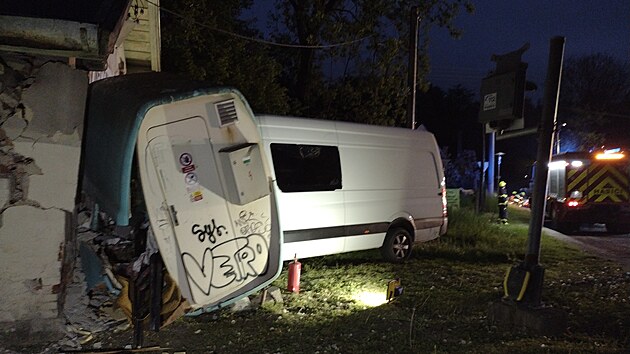 V obci Bezinky - Nectava na Svitavsku narazila dodvka do drnho domku, zranilo se est lid vetn dt. (12. kvtna 2025)