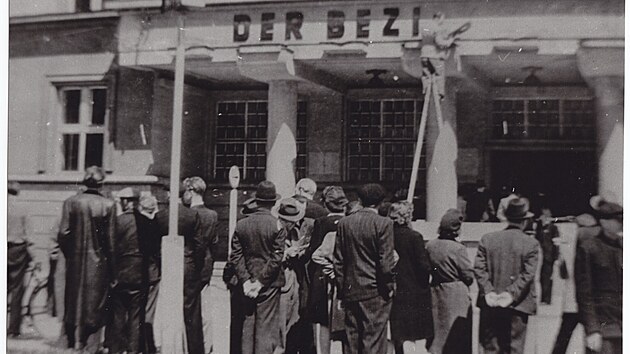 Nkdej sdlo gestapa v Pardubicch na dobovm snmku. V budov dnes sdl krajsk ad. (16. kvtna 2025)