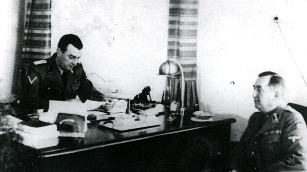 Archivn snmek s dstojnky v kanceli v budov gestapa v Pardubicch. Dnes zde sdl krajsk ad. (16. kvtna 2025)
