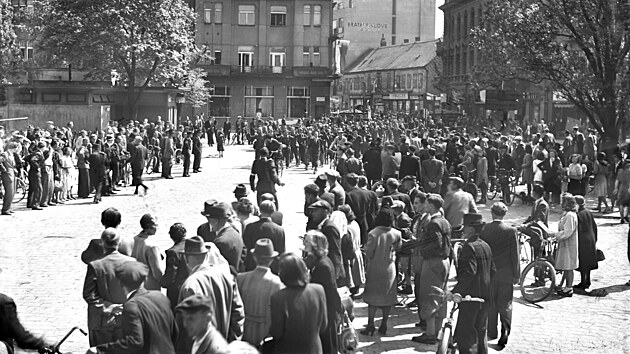 Prostor za Veselkou. Z dnen tdy Mru prv odvdj velk poet zajatc. Jak je vidt, udlost sledoval velk dav obyvatel Pardubic. (8. kvtna 2025)