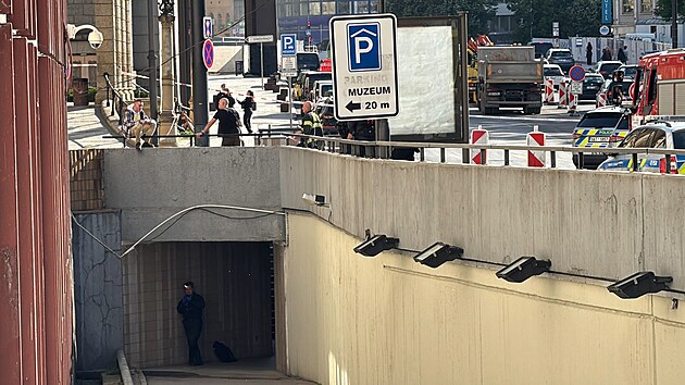 Mu v Praze hroz skokem do podchodu u Sttn opery, policist se ho sna dostat do bezpe. (14. kvtna 2025)