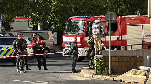 Mu v Praze hroz skokem do podchodu u Sttn opery, policist se ho sna dostat do bezpe. (14. kvtna 2025)