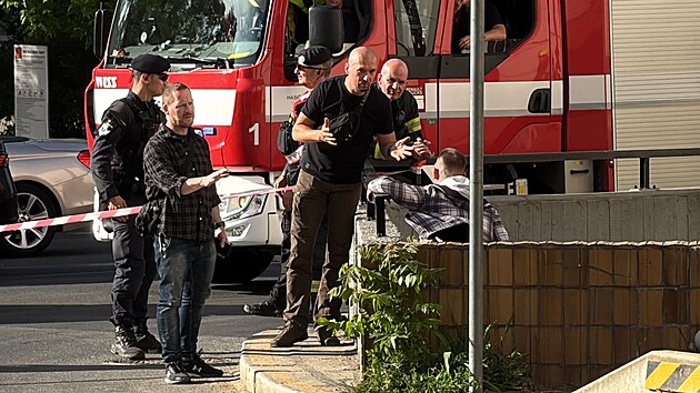 Mu v Praze hroz skokem do podchodu u Sttn opery, policist se ho sna dostat do bezpe. (14. kvtna 2025)