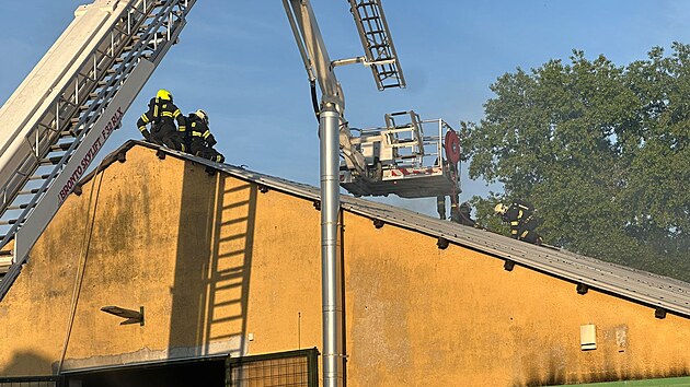 Hasii likvidovali v valech por haly s odstavenmi dopravnmi prostedky. (13. kvtna 2025)