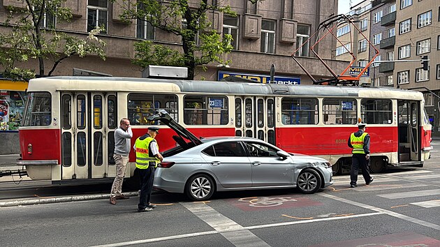 Nehoda dvou osobk a tramvaje blokuje dopravu v Jen ulici (14. kvtna 2025)