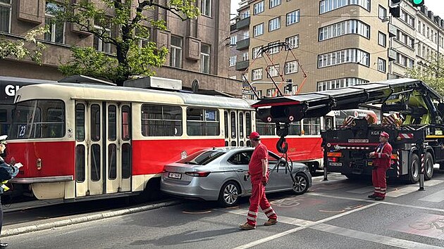 Nehoda dvou osobk a tramvaje blokuje dopravu v Jen ulici (14. kvtna 2025)