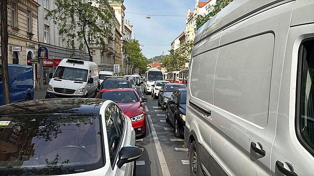 Nehoda dvou osobk a tramvaje blokuje dopravu v Jen ulici (14. kvtna 2025)