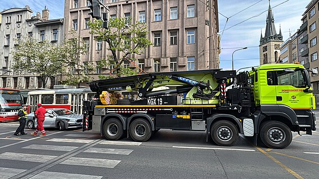 Nehoda dvou osobk a tramvaje blokuje dopravu v Jen ulici (14. kvtna 2025)
