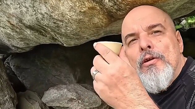 Ani jeho odsouzen eny neodrazuje, aby v nj vily. Guru Jra je dl zneuv.