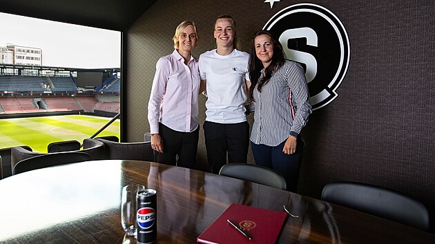 Stoperka Aneta Pochmanov prodlouila smlouvu se Spartou. Byla u toho sportovn editelka enskho seku ACS Pavla Satrapov a agentka Nicole Nehodov.