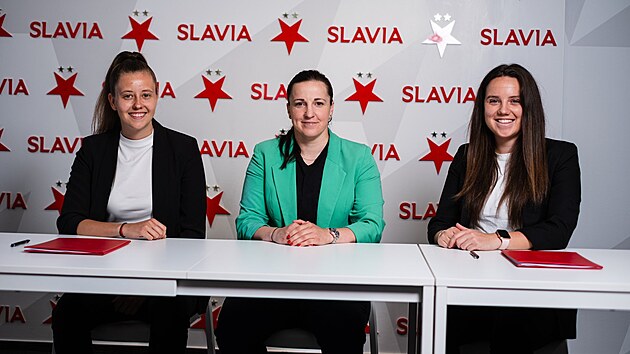 Fotbalov agentka Nicole Nehodov s hrkami Barborou Polcarovou (vlevo) a Klrou Cvrkovou, kter loni v lt pestoupily ze Sparty do Slavie.