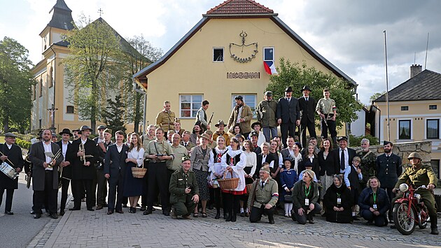 Ochotnci sehrli v Lukch nad Jihlavou rekonstrukci bitvy nacist s Rudoarmjci, kter vesnice na konci vlky unikla jen o fous.