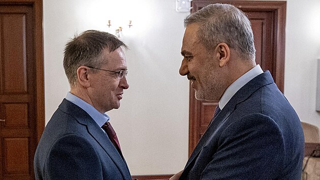 Tureck ministr zahrani Fidan se seel s fem rusk delgace a prezidentovm poradcem Vladimirem Medinskm v Istanbulu. (15. kvtna 2025)
