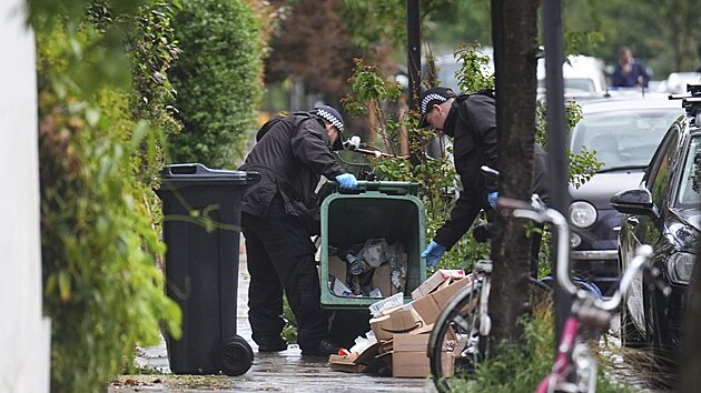 Policist prohledvaj odpadkov ko v Kentish Town, pobl domu britskho premira Keira Starmera v severnm Londn. (12. kvtna 2025)