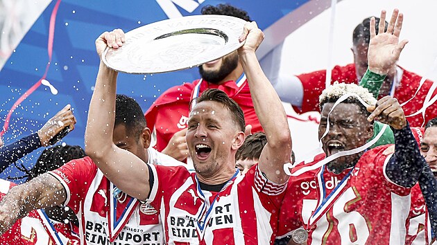 Fotbalist PSV Eindhoven s trofej pro mistry nizozemsk ligy. Na snmku ji...