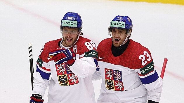 David Pastr��k (vlevo) se raduje z g�lu proti N�mecku, p�ij�d� k n�mu Luk� Sedl�k