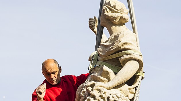Na kanu Parnas na Zelnm trhu v Brn se vrtila alegorick socha Evropy. Originl z vpence vystdala replika z umlho kamene. (14. kvtna 2025)