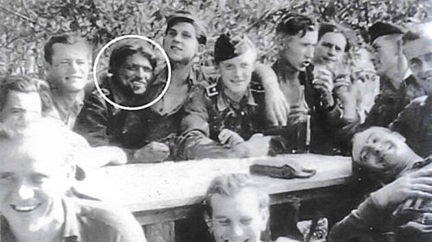 Kurt Knispel v roce 1943 bhem oslavy. Na snmku 1. rota 503. praporu.