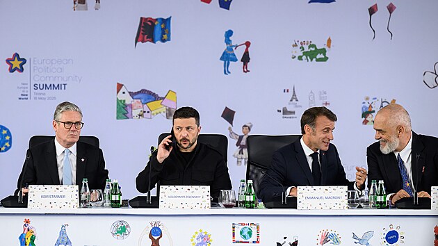 Summitu Evropskho politickho spoleenstv v Tiran se zastnila ada evropskch ldr. Na snmku britsk premir Keir Starmer, ukrajinsk prezident Volodymyr Zelenskyj, francouzsk prezident Emmanuel Macron a albnsk premir Edi Rama (16. kvten 2025)