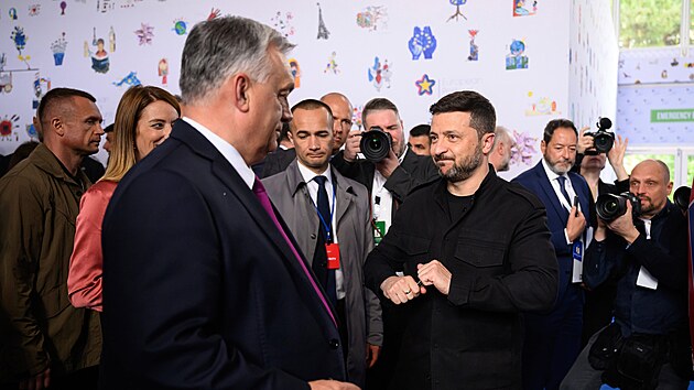 Summitu Evropskho politickho spoleenstv v Tiran se zastnila ada evropskch ldr. Na snmku maarsk premir Viktor Orbn a ukrajinsk prezident Volodymyr Zelenskyj. (16. kvten 2025)