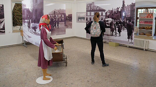 Fotografie a nahrvky dopluj i modely a artefakty, je ukazuj vojenskou techniku, zbran i dobov zbo a vybaven domcnost.