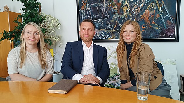 Pibyslavsk spolenosti ACO (na snmku uprosted generln editel podniku Karel eznek) se momentln nebvale da. Vrobce profesionlnch odvodovacch systm je nejvtm zvodem nmeckho koncernu. Ve mst dv prci 680 zamstnancm, losk obrat inil 2,2 miliardy korun.