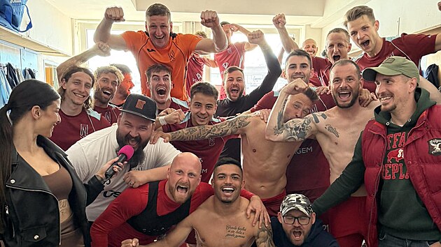 Úste�tí fotbalisté po výh�e 3:0 nad Mladou Boleslaví slaví prvenství ve skupin�...