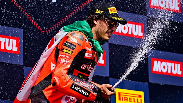 Mistrovstv� sv�ta superbik� v Most� 2025. Nicol� Bulega, v�t�z ned�ln�ho z�vodu kr�lovsk� t��dy.