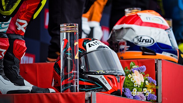 Mistrovstv� sv�ta superbik� v Most� 2025. Trofej ve tvaru p�stu.