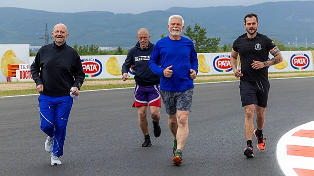 �eský prezident Petr Pavel na trati Autodromu Most, kde se prob�hl s dal�ími...