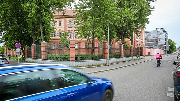 eskobudjovick vazebn vznice m dnes 238 mst a prmrn obsazenost pak in zhruba 180 obvinnch i obalovanch.