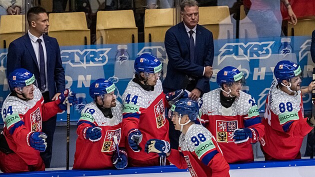Radim Rulík s trenéry stojí nad �eskými hokejisty, kte�í se radují z gólu...