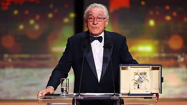 Robert De Niro bhem proslovu, pot, co si pevzal estnou Zlatou palmu. (13. kvtna 2025).