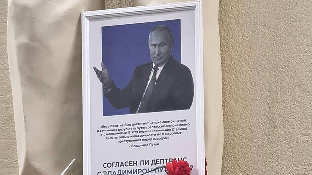 Aktivist rozmstili u relifu s vyobrazenm sovtskho dikttora Josifa Stalina plakty s nkdejmi vroky Vladimira Putina a Dmitrije Medvedva. (17. kvtna 2025)