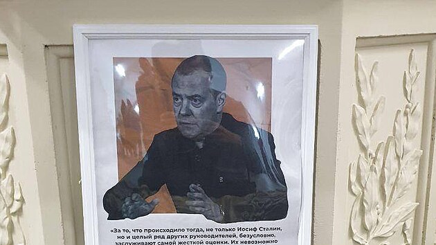 Aktivist rozmstili u relifu s vyobrazenm sovtskho dikttora Josifa Stalina plakty s nkdejmi vroky Vladimira Putina a Dmitrije Medvedva. (17. kvtna 2025)