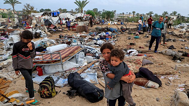 Izraelský nálet zabil nejméně 36 Palestinců ve stanovém táboře pro vysídlené rodiny v Chán Júnisu na jihu Pásma Gazy. (18. května 2025)