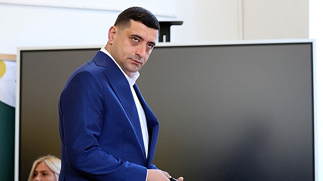 Kandidát na prezidenta George Simion vyrazil k urn� spolu se svým mentorem,...