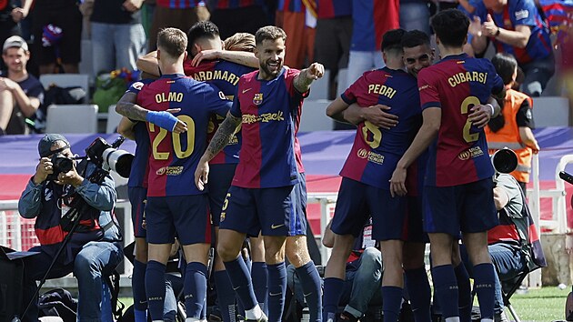 Barcelon�tí fotbalisté se radují z gólu v utkání s Realem Madrid.