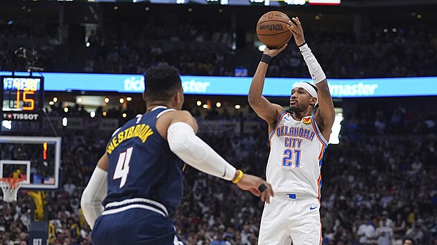 Aaron Wiggins (21) z Oklahoma City Thunder st�ílí na ko� Denver Nuggets p�es...