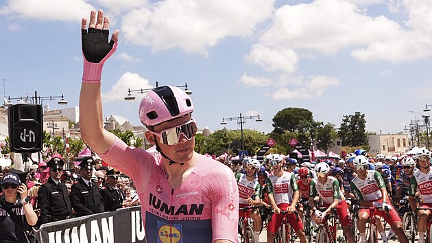 Dánský cyklista Mads Pedersen v r��ovém trikotu na startu etapy Gira d'Italia