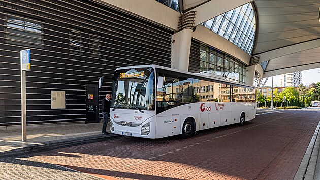 Autobusy spolenosti BusLine na dopravnm terminlu v Hradci Krlov.