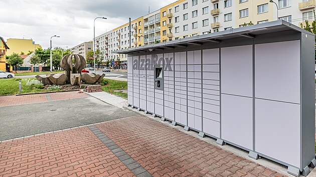 AlzaBox na td SNP v Hradci Krlov nyn u m odstup od Preclkovy sochy Kvt Polab.